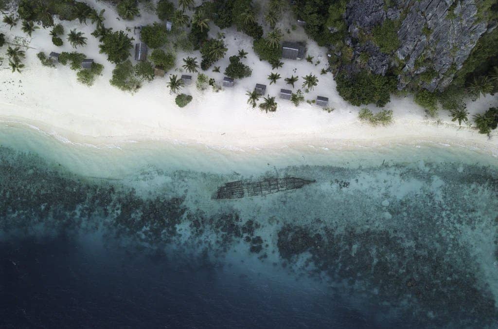 Évadez-vous de tout en explorant les grottes et les épaves de Black Island, Coron