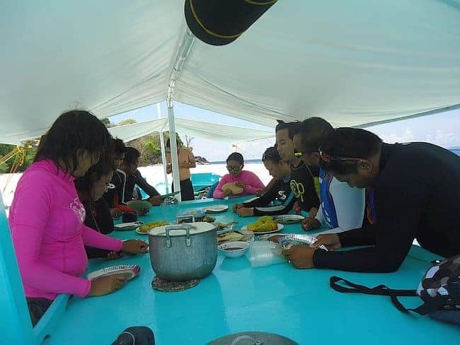 island-hopping-boat-tours-philippines-palawan-thomas-DSC02450